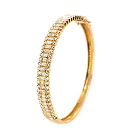 <span style="font-size:18px"><span style="color:#FFFFFF">​14k Yellow Gold Diamond Bangle</span></span>